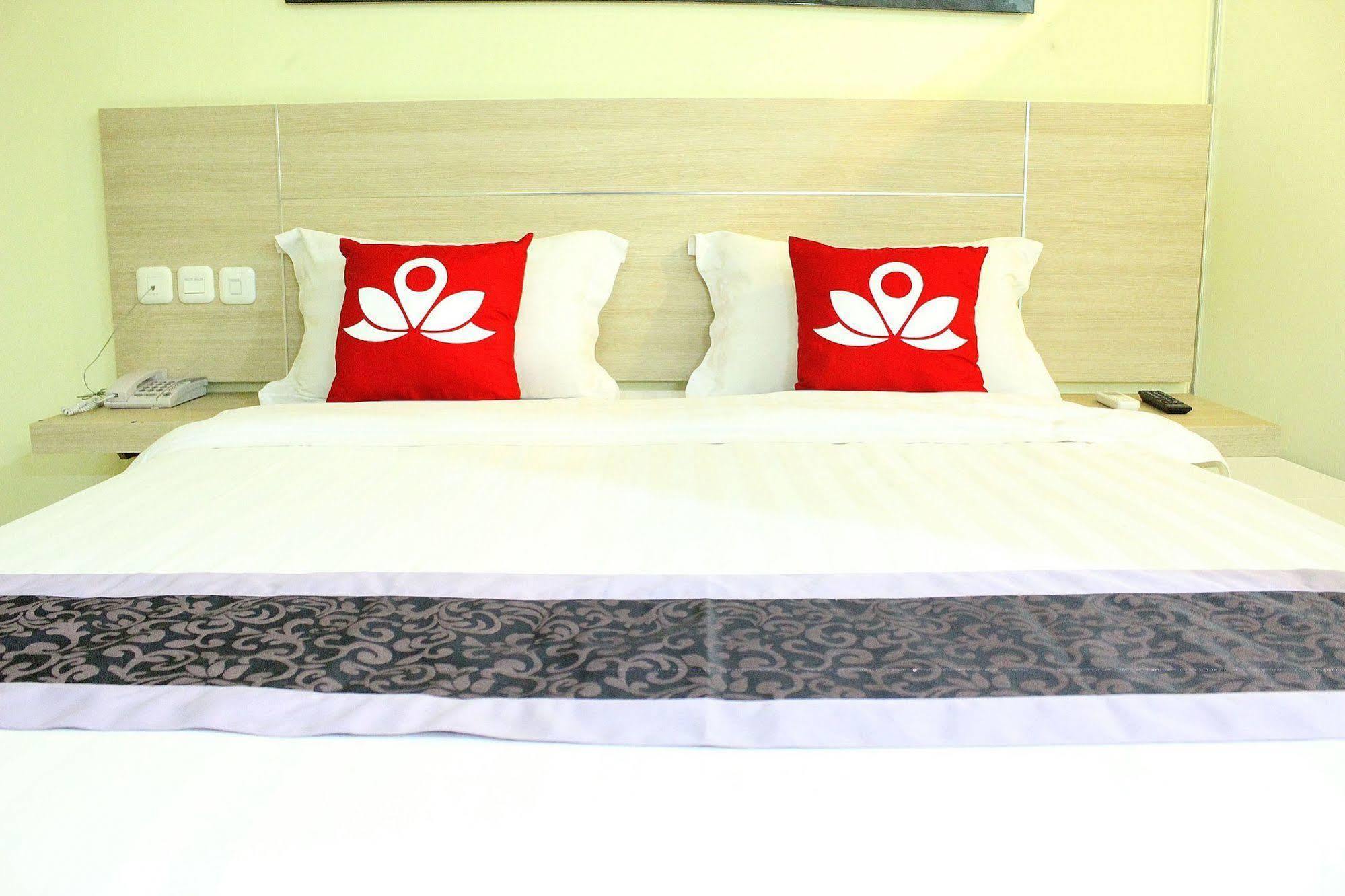 Zen Rooms Rujia Pecenongan Jakarta Exterior foto