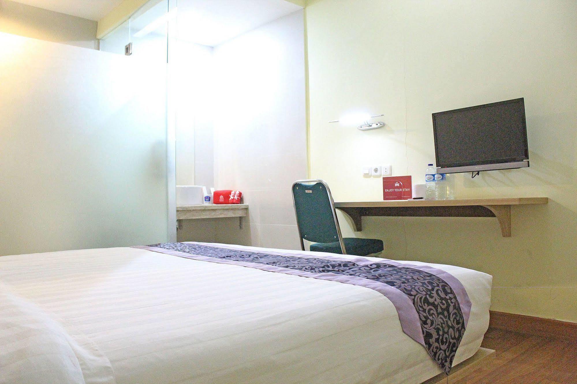 Zen Rooms Rujia Pecenongan Jakarta Exterior foto