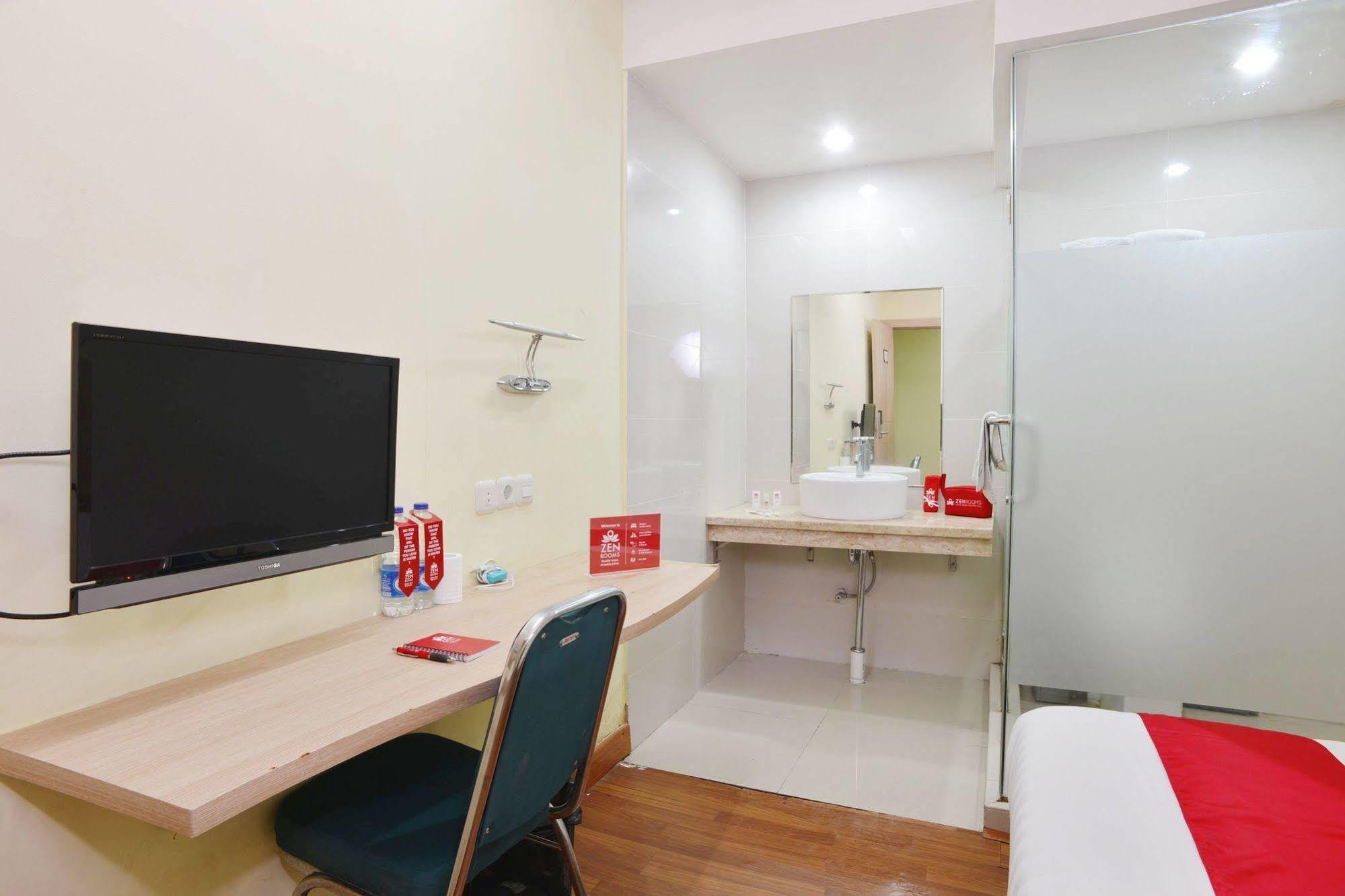 Zen Rooms Rujia Pecenongan Jakarta Exterior foto
