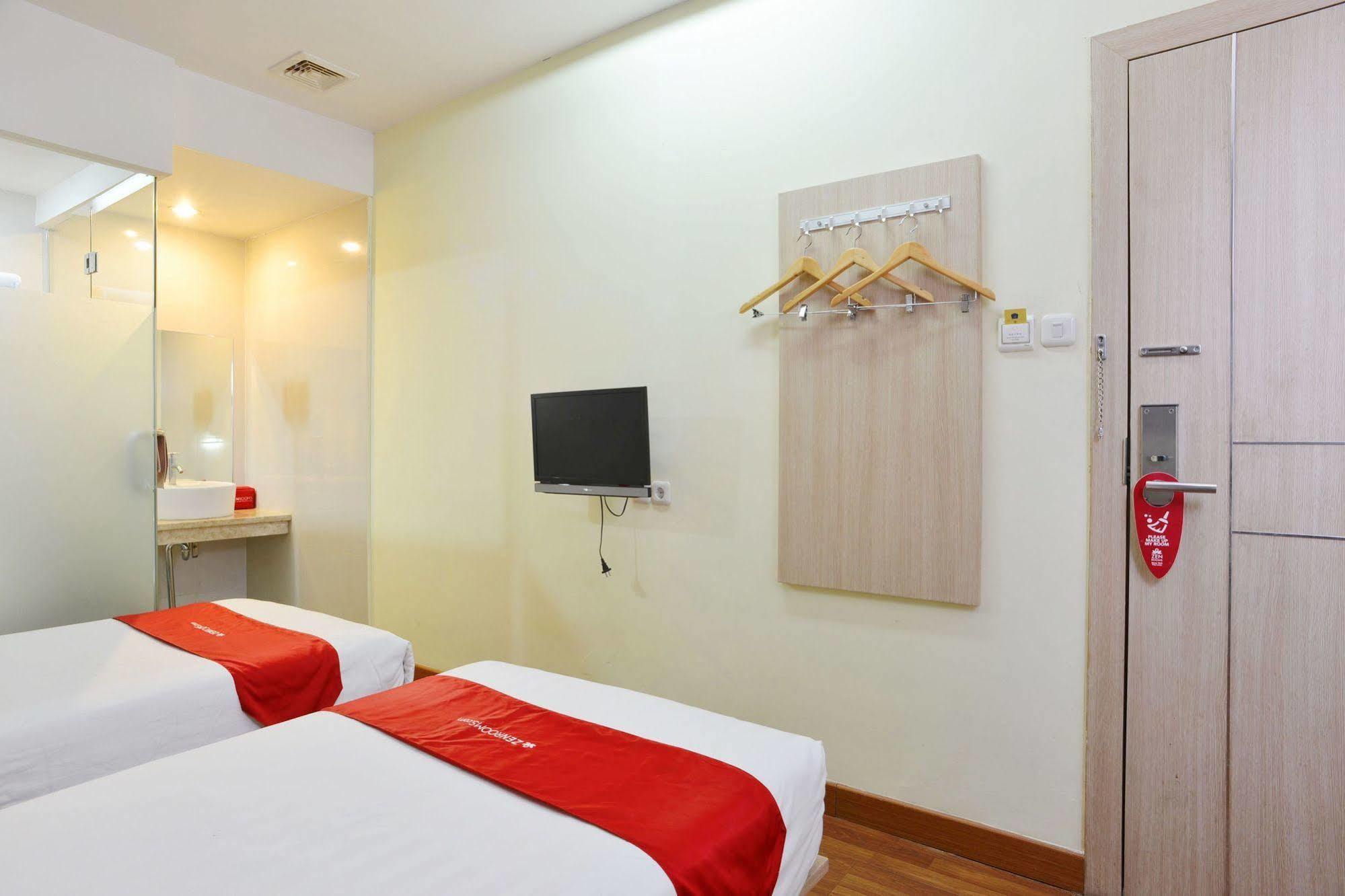 Zen Rooms Rujia Pecenongan Jakarta Exterior foto